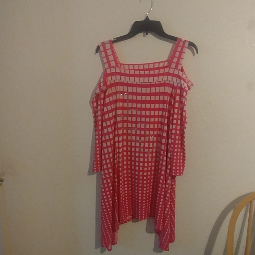 Geometric cold shoulder top w/crystal square accen